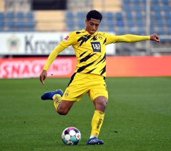 马卡：皇马2025年以零冠黯然收官，是一个充满动荡的体育赛季（马卡：动荡赛季，皇马2025年无冠收场）