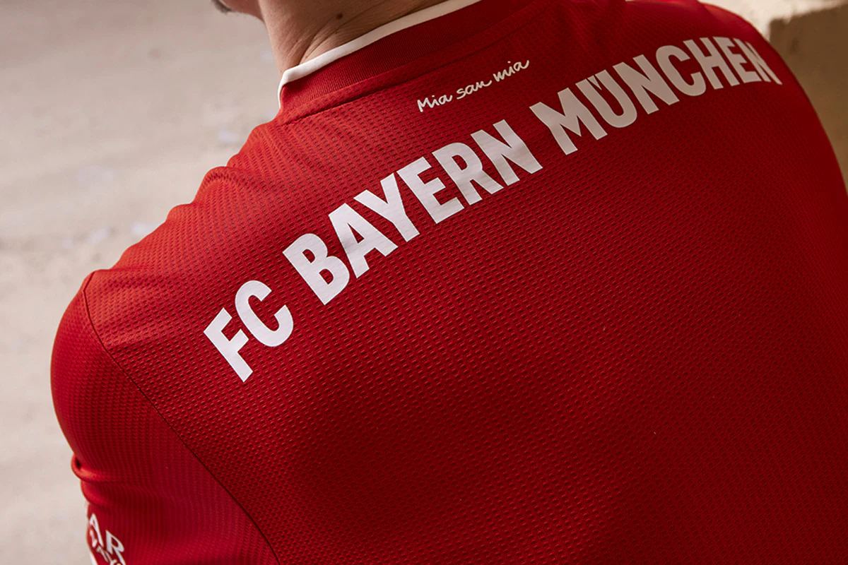 足球欧冠淘汰赛门票秒罄，黄牛翻倍叫价（欧冠淘汰赛门票瞬间售罄，黄牛价翻番）