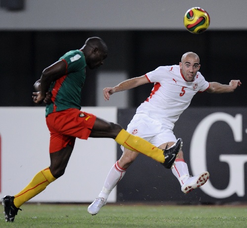 欧冠半场：克瑙夫打破僵局，法兰克福1-0巴塞罗那（欧冠半场战报：克瑙夫先拔头筹，法兰克福暂1-0领先巴塞罗那）