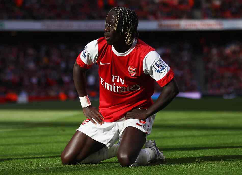 中超：上海海港主场4-1大胜深圳（中超：上海海港主场4比1完胜深圳队）