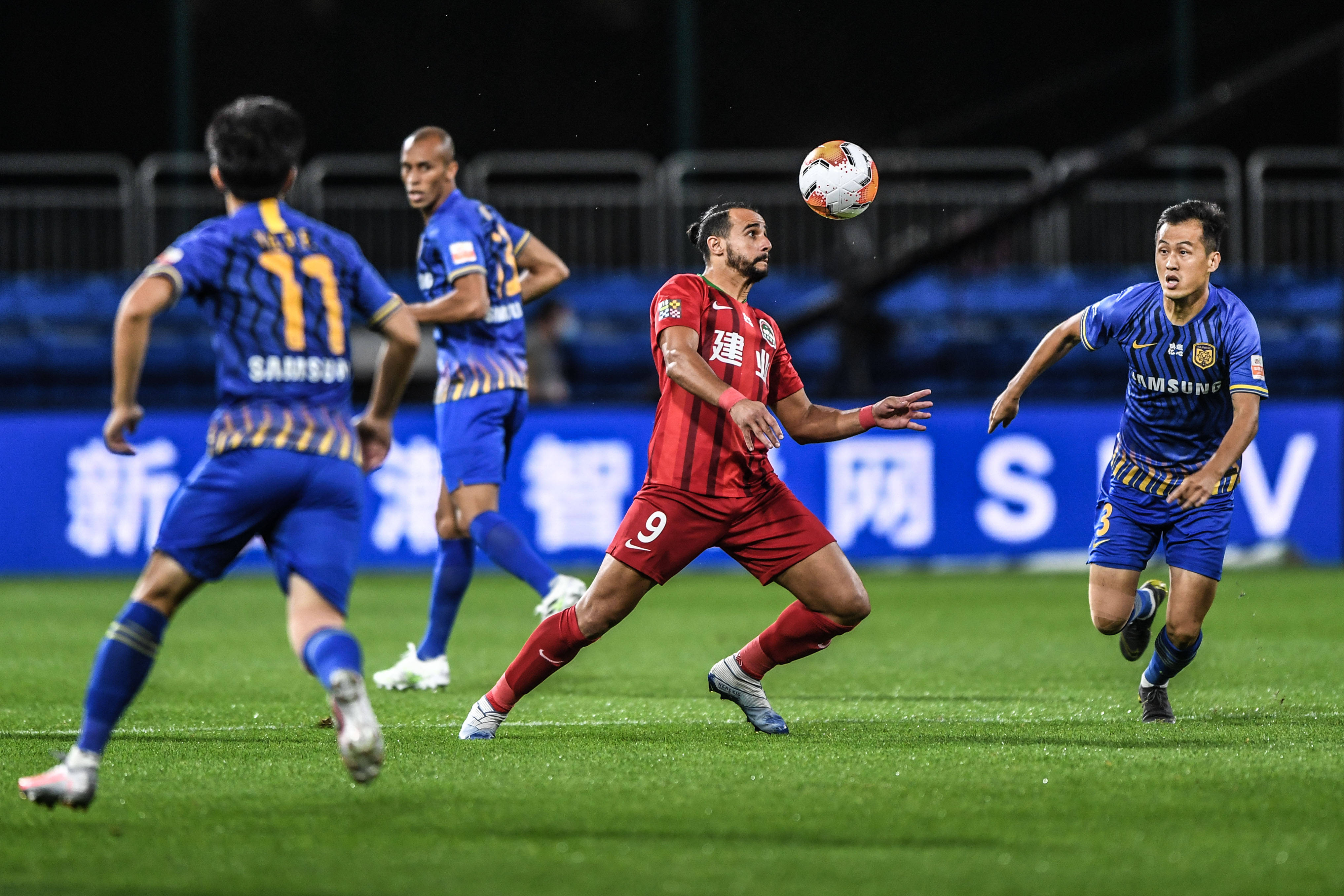 西媒：球迷抱怨新诺坎普座位间距太小，入口台阶高低不平（西媒：新诺坎普座椅间距过窄、入口台阶不平整引发球迷不满）