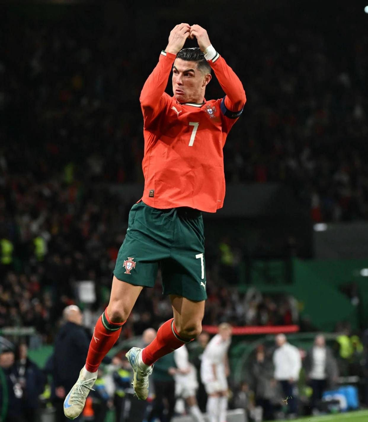 德布劳内精准助攻 主导比赛节奏（德布劳内送出妙传 掌控全场节奏）