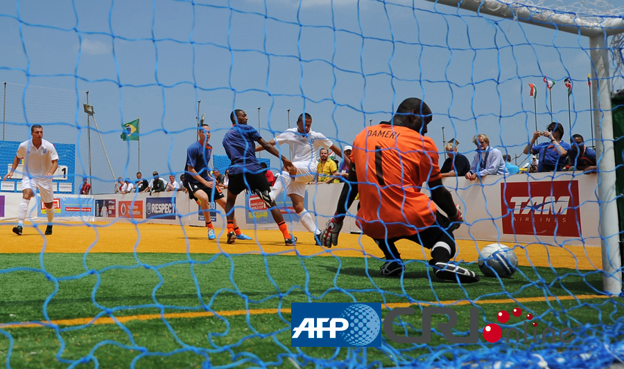 本世纪德甲戴帽数前10：莱万384场16次第1，凯恩76场10次第3（德甲本世纪帽子戏法榜前十：莱万384场16次居首，凯恩76战10次列第3）