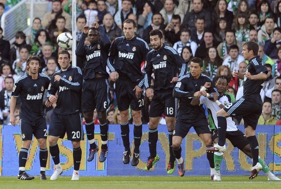 欧冠战报：格林伍德梅开二度，马赛3-2逆转圣吉罗斯（欧冠速递：格林伍德双响，马赛3-2逆转圣吉罗斯）