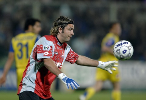 替补球员关键时刻助球队锁胜（替补球员末段发威锁定胜局）