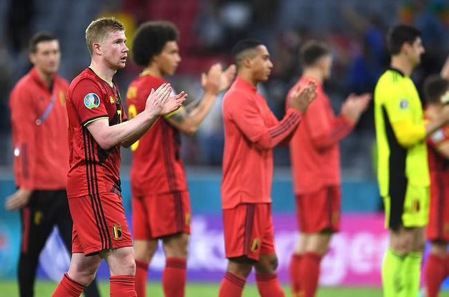 随着切尔西1-1阿森纳，英超积分榜更新：曼联、利物浦分列第7第8（切尔西1-1战平阿森纳后，英超最新积分榜：曼联第7、利物浦第8）